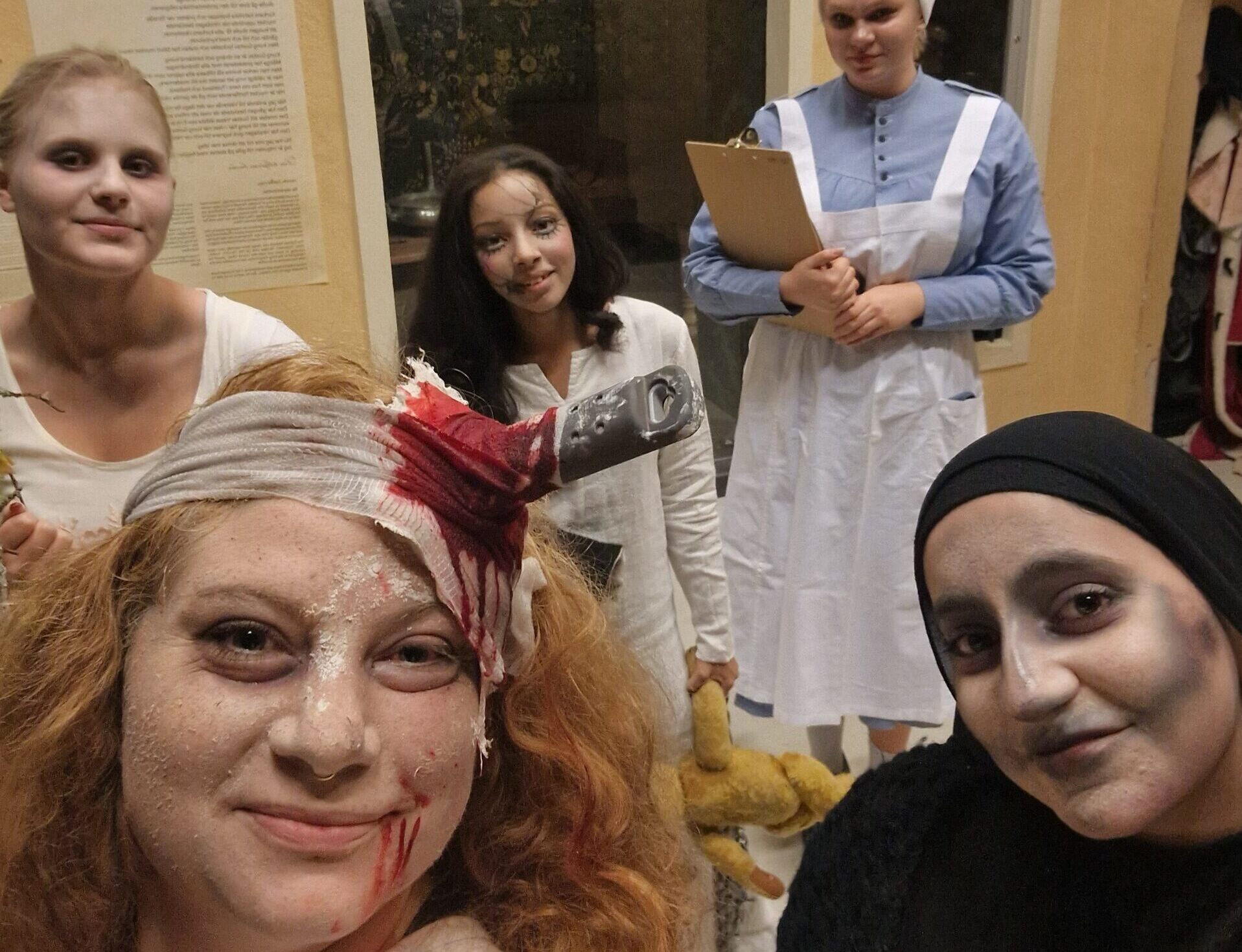 Hemsökt museum, fullbokad aktivitet och på bild ungdomar och projektledare glada och trötta efter att ha skrämt ca 30 st ungdomar